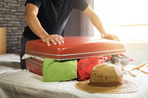 Как упаковать шляпу в чемодан